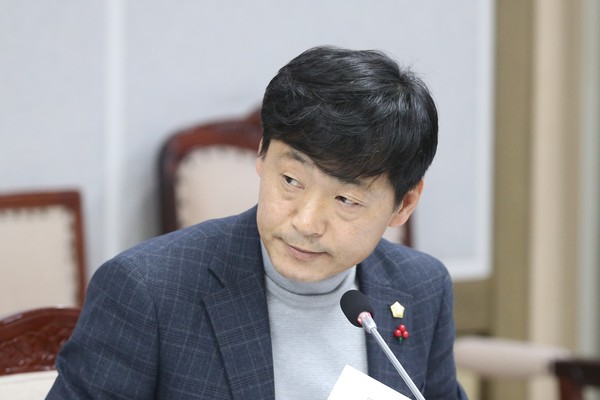 김영택 수원시의회 의원이 경제정책국에 대한 행정사무 감사에서 질의하고 있다. (사진제공=수원시의회)