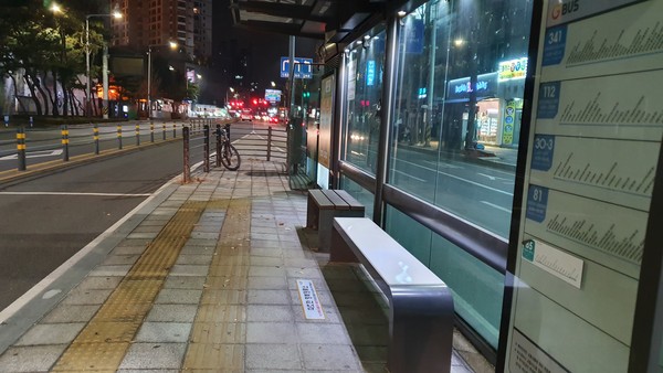하남시는 관내 버스승강장에 겨울철 한파대비 시설물을 시범 설치· 운영한다고 28일 밝혔다. (사진제공=하남시청)