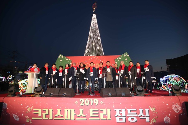동구는 지난 29일 오후 5시 동인천역 북광장에서 크리스마스 트리 점등식을 개최했다. (사진제공=동구청)