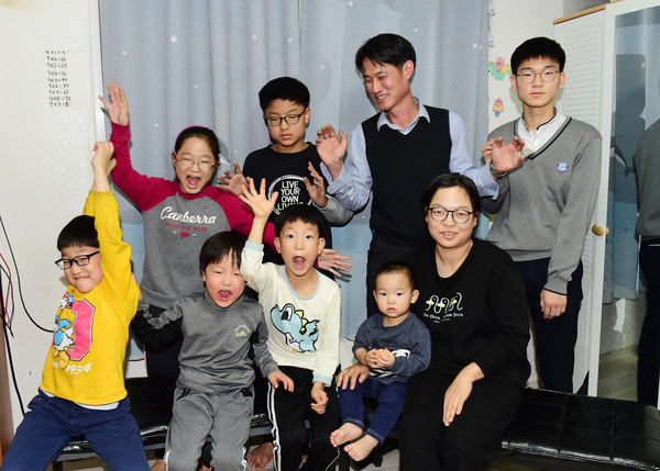 지난 6일 만난 김용주씨 가족. 첫째 딸과 둘째 아들은 사정이 있어 함께하지 못했다. 첫째가 19살, 막내는 2살이다. (사진제공=수원시청)
