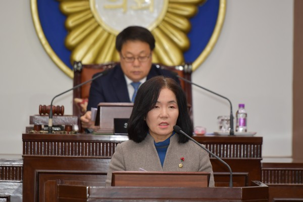 포천시의회 제145회 정례회가 열린 지난 19일 박혜옥(민주당)의원은 5분 발언을 통해서 ‘농민기본소득 조례’발의를 예고한 가운데 시민토론회를 제안해 눈길을 끌었다. (사진제공=포천시의회)