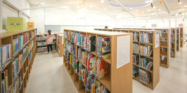 의왕시 내손도서관은 지난 14일 유아·어린이 글마루 리모델링 공사를 완료해 민선7기 공약사항인 도서관 실내놀이터를 재개관했다. (사진제공=의왕시청)