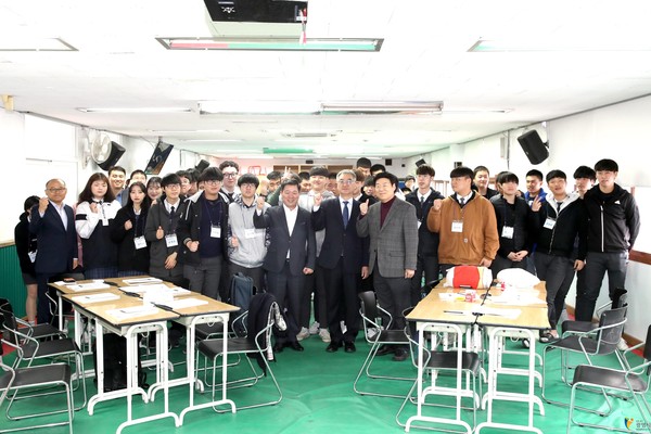 박승원 광명시장은 지난해 4월 9일 광명공업고등학교에서 운영하고 있는 ‘특성화고 취업 성공 사관학교 1기’를 방문했다. (사진제공=광명시청)