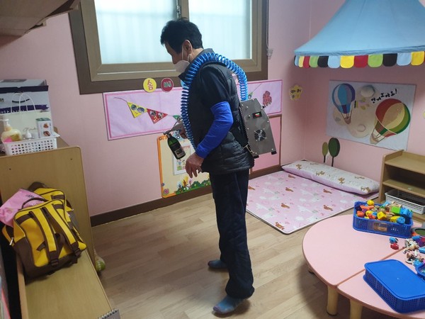 오산시가 코로나19 확산을 막기 위해 어린이집 261개소에 방역을 진행하고 있다.(사진제공=오산시청)