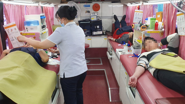 코로나19로 인한 헌혈 급감 소식에 평택시 공직자들이 자발적으로 동참하고 있다. (사진제공=평택시청)