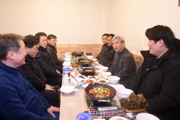 곽상욱 시장은 코로나19 여파로 어려움을 겪고 있는 오산 오색시장을 방문해 상인들을 격려하고 있다.(사진제공=오산시청)