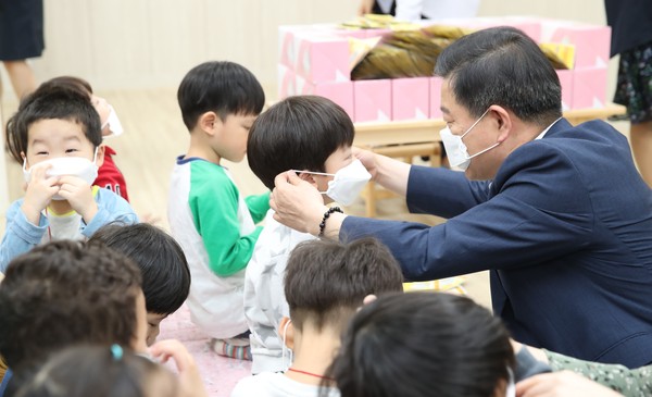 박승원 광명시장은 지난해 4월 25일 시립하안누리어린이집을 방문해 미세먼지 차단마스크를 지원했다.