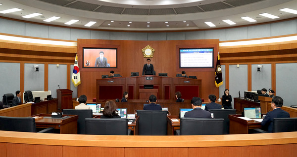 오산시의회(의장 장인수)는 19일 제247회 제2차 본회의를 열어 지난 10일간의 의정활동 폐회를 선언하고 있다.(사진제공=오산시의회)