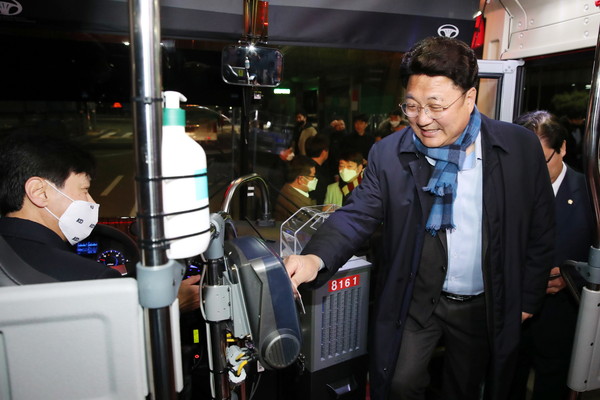 엄태준 이천시장이 17일 첫 운행하는 G2100번 경기 급행버스 첫 차에 승차하고 있다 . (사진제공=이천시청)
