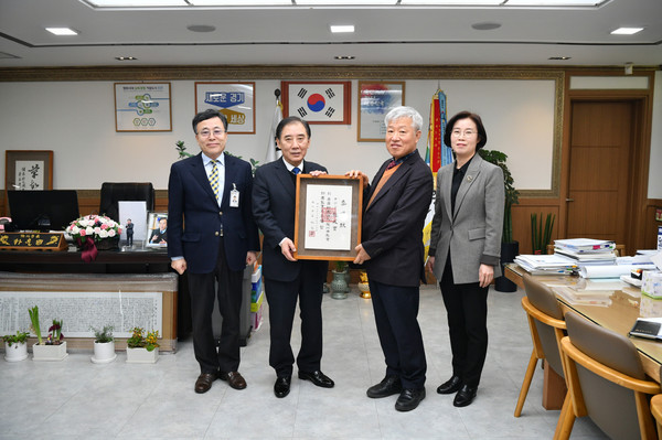 포천시교육재단 박윤국 이사장은 교육재단 감사로 조성운 회계사를 임명했다. (사진제공=포천시청)