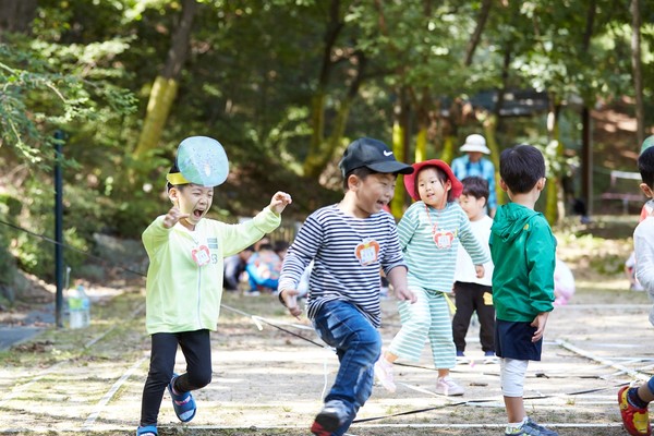 추동공원을 찾은 어린이들이 즐겁게 뛰어놀고 있다.