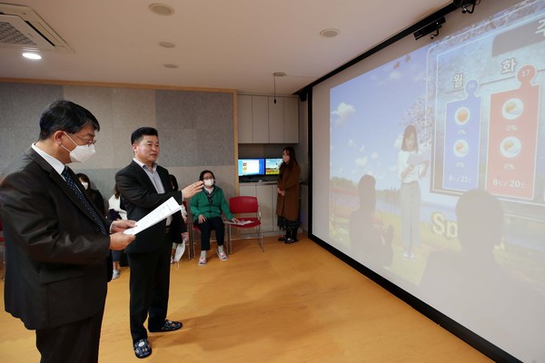 동구송림도서관은 도서관으로는 인천에서 최초, 전국에서 3번째로 가상현실(VR) 체험학습관을 조성하고 3일 시연회를 열었다. (사진제공=동구청)
