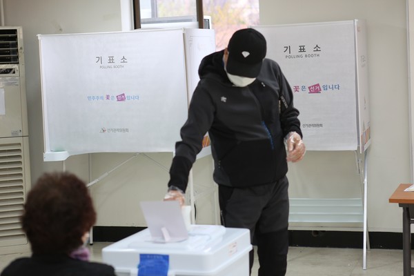 지난 10일 서울시 구로구 사전투표소에서 한 시민이 투표에 참여하고 있다. (사진=장민호 기자)