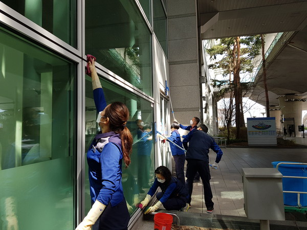 인천공항 환경미화 담당직원들이 제1여객터미널 외벽유리를 청소 하고 있는 모습. (사진제공=인천공항)
