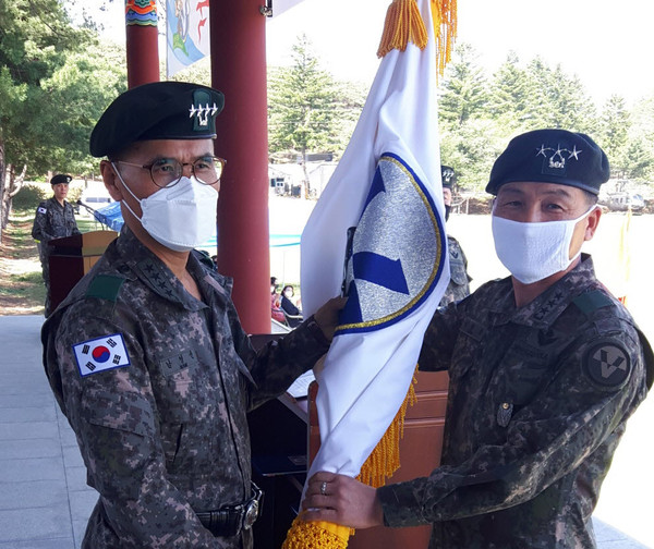 육군 5군단은 13일 군단 화랑연병장에서 제41·42대 군단장 이·취임식을 개최했다. 사진 오른쪽 김현종 군단장. (사진제공=육군5군단)