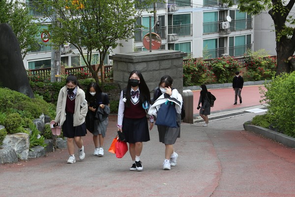 서울 한서고등학교 고3 학생들이 20일 오전 7시 30분께 등교하고 있다. (사진=장민호 기자)
