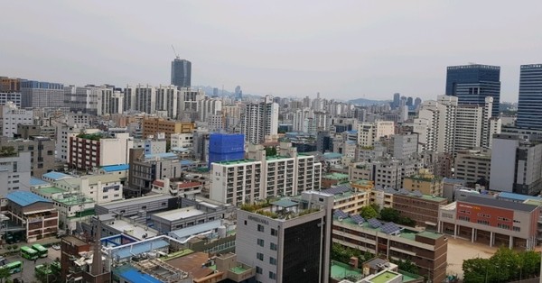 1일 KB국민은행 부동산 리브온의 월간 KB주택가격동향 자료에 따르면 지난달 서울의 ㎡당 아파트 평균 매매가격은 1065만원으로, 5개월 전인 작년 12월(1016만원)과 비교해 4.9%(49만원) 상승했다.(사진=김문덕 기자)