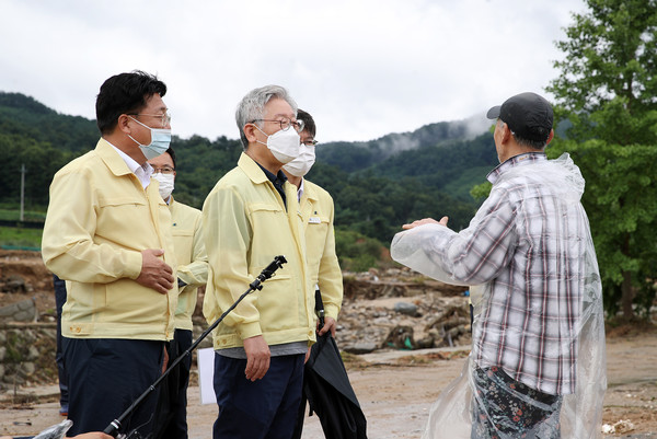 6일 오전 이재명 경기도지사 이천시 율면 산양1리 마을회관을 방문해 주변을 점검하고 피해 주민들의 고충을 듣고 있다.