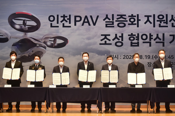 박남춘 인천시장이 19일 웅진군청에서 열린 ‘PAV 실증화 지원센터 조성 협약식’에서 협약을 체결한 뒤 기념촬영을 하고 있다.  (사진제공=인천시청)