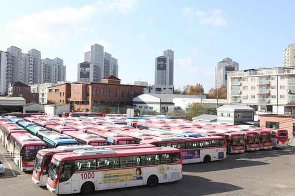 19일 노조의 파업으로 멈춰선 명성운수 버스들. (사진=나문성 기자)