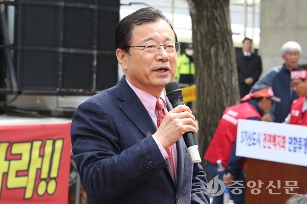 지난 3월 열린 청와대 앞에서 열린 3기 신도시 반대 연합 집회에서 이현재 의원이 발언하고 있다. (사진=장민호 기자)