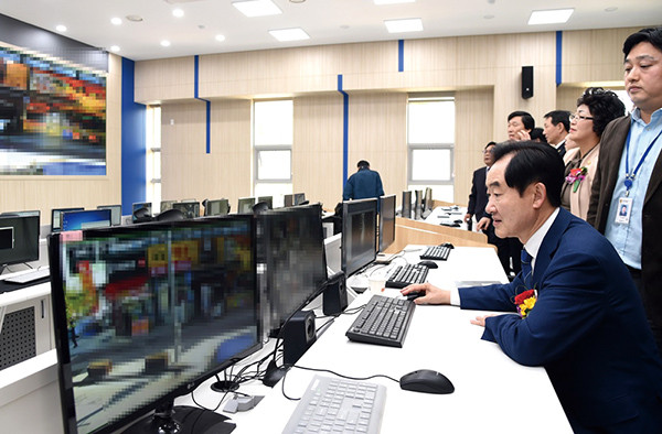 안병용 의정부시장이 CCTV 통합관제센터를 방문해 점검하고 있다. (사진제공=의정부시청)