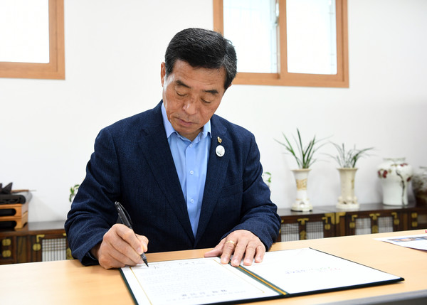 윤화섭 안산시장은 국제 우호협력도시인 중국 쓰촨성 러산시와의 코로나19 극복 및 국제교류 강화를 위해 ‘2020 국제 우호협력도시 협력 선언문’에 서명했다. (사진제공=안산시청)