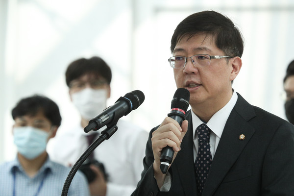 더불어민주당에서 재산신고 누락 의혹 등으로 제명된 김홍걸 의원(비례대표)은 당적이 상실된 체 의원직은 유지되고, 무소속 신분이 됐다. (사진=뉴스1)