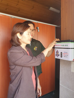 오산시는 여성 공중화장실에 위생용품(비상용 생리대) 무료 지급기를 설치해 운영하고 있다. (사진제공=오산시청)