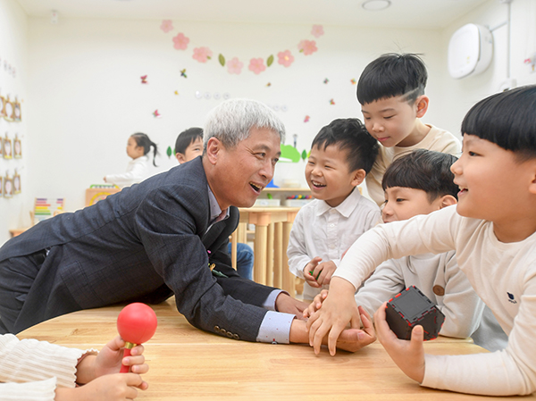 곽상욱 오산시장이 어린이집에서 아이들과 함께 즐거운 시간을 보내고 있다. (사진제공=오산시청)