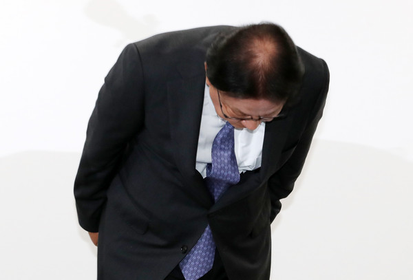 박근희 CJ대한통운 대표이사가 22일 오후 서울 중구 태평로빌딩에서 택배 노동자 사망 사건과 관련해 사과문을 발표하기 전 고개를 숙여 사과하고 있다. (사진공동취재단)