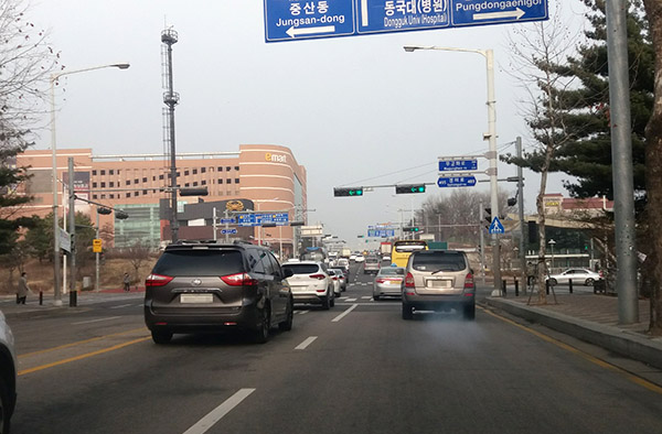SUV차량이 심한 매연을 뿜으며 도로를 주행하고 있다. (사진=중앙신문DB)