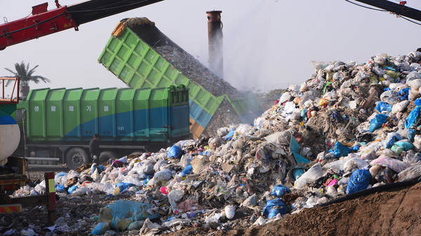 사진은 인천시 서구 수도권매립지에서 관계자들이 쓰레기 매립 작업을 하고 있는 모습.  (사진=뉴스1)
