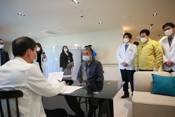 용인관내 흥덕우리요양병원에서 용인시 1호 코로나19 백신 접종자인 곽세근씨가 접종을 맞기전 의료진이 예진을 받고 있다 (사진제공=용인시청)