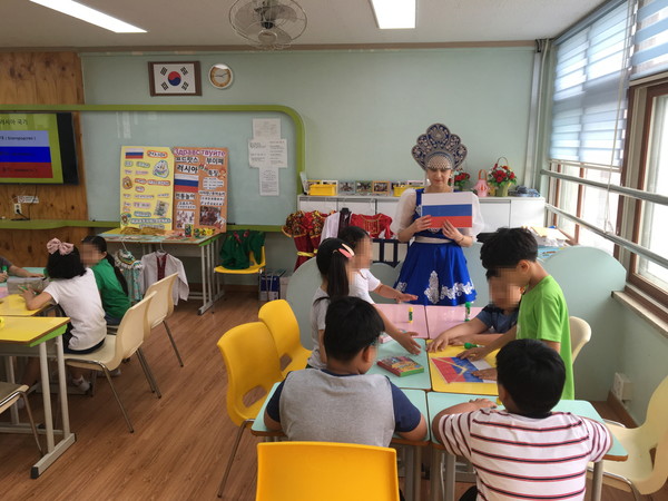 글로벌 다문화특성화학교 세류초등학교에서 프로그램을 진행하고 있다. (사진제공=수원시청)
