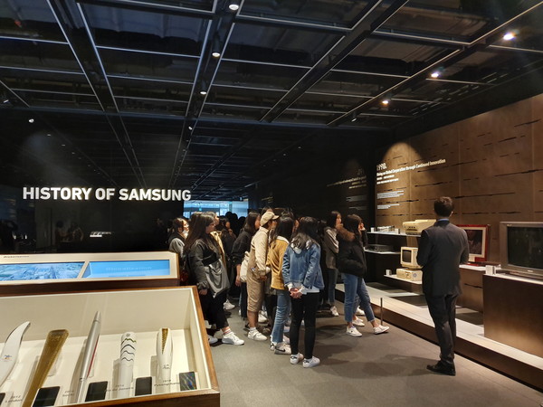 ‘2019년 청소년 드림 멘토링’ 사업에 참여한 학생들이 삼성이노베이션뮤지엄을 둘러보고 있다. (사진제공=수원시청)