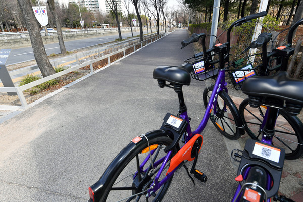 수원시내 대기업 입구 인근 자전거도로 보관대에 공유자전거 ‘타조’가 주차돼 있다. (사진제공=수원시청)
