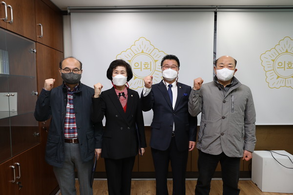 좌측부터 김재훈 공인회계사, 유옥분 의원, 정종연 의장, 여운봉 前의원. (사진제공=동구의회)