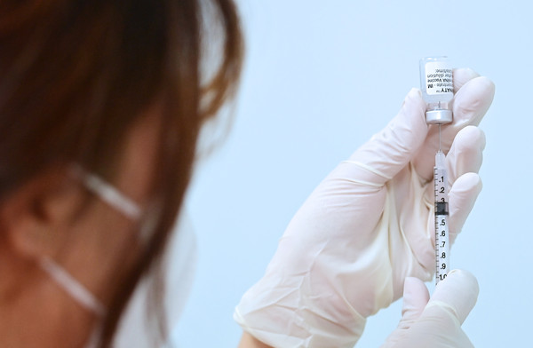 만75세 이상 코로나19 백신접종을 시작한 1일 인천아시아드 주경기장에 마련된 서구 코로나19 예방접종센터에서 의료진이 접종을 준비하고 있다. (사진제공=인천시청)