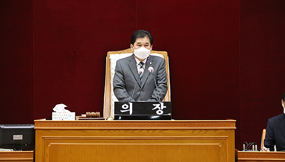 안양시의회는 19일 제266회 임시회에서 의장 최우규 의원(더불어민주당), 부의장 박정옥 의원(국민의힘)을 선출했다. (사진제공=안양시의회)