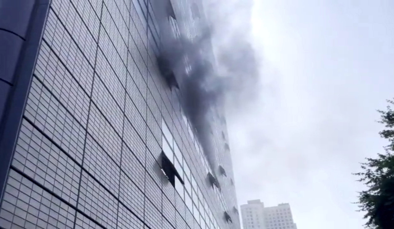 19일 오후 3시쯤 구리시 인창동 교보생명빌딩 3층 사무실 안에서 불이 났다. 이 불로 건물 안에 있던 1명이 경상을 입었다. (사진=한승목 기자)