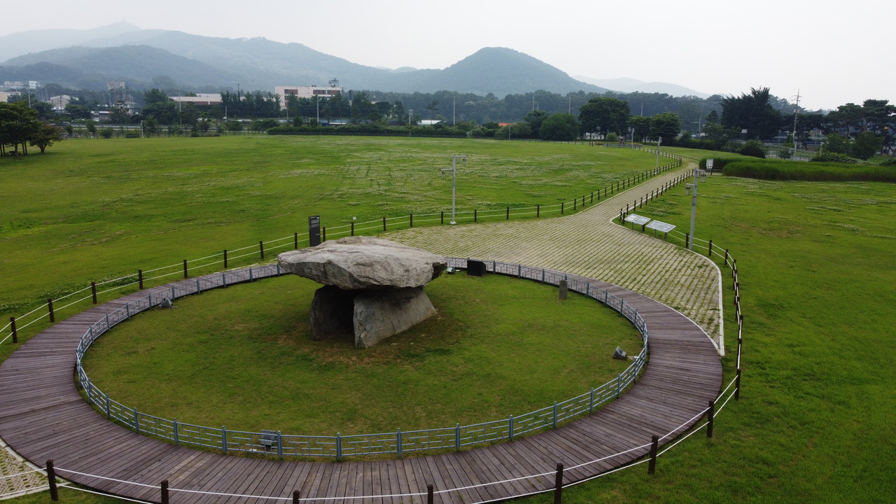 24일 오후 인천 강화군 하점면에서 만난 이 고인돌은 1964년 7월 11일 사적 제137호로 지정됐다. (사진=김덕현 기자)