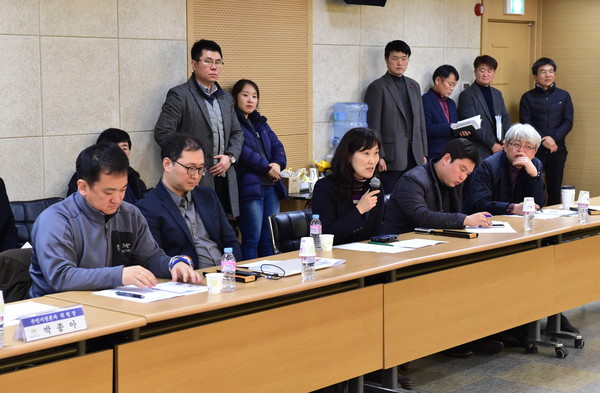 2018년 2월 광교산 상생협의회가 협약식에 앞서 토론하고 있다. (사진제공=수원시청)