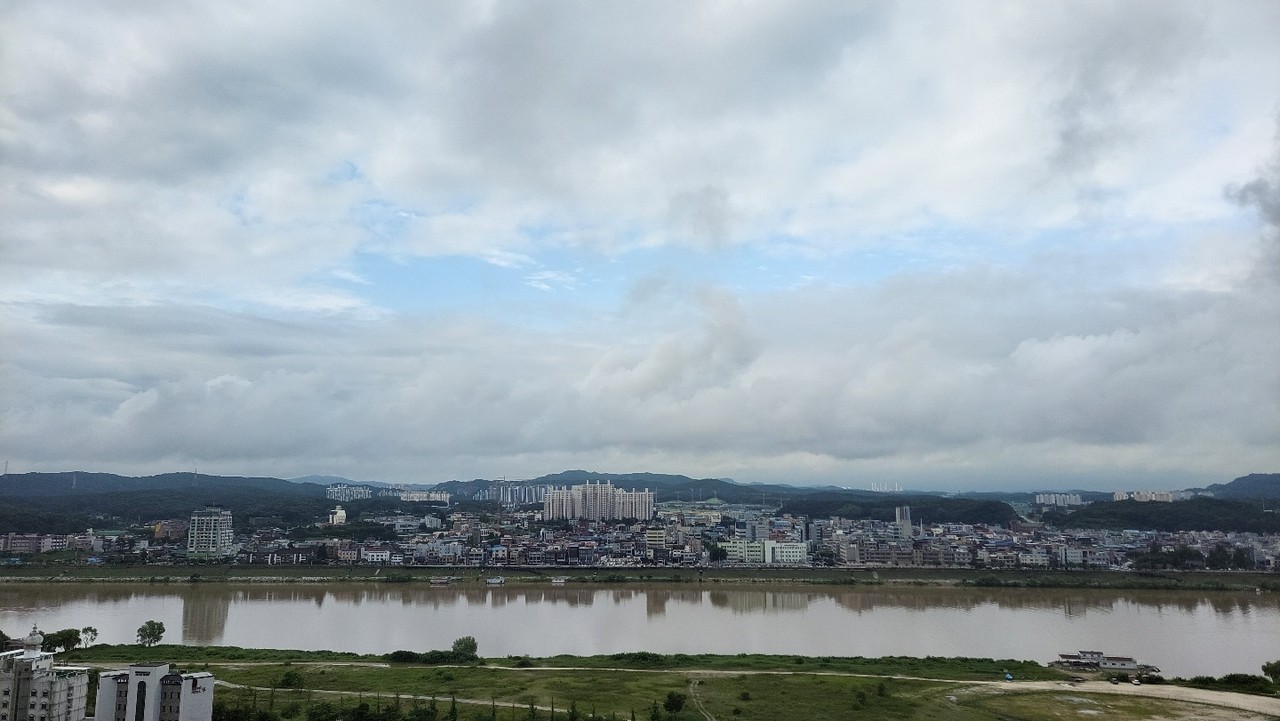 9일 금요일인 오늘 경기·인천지역은 대체로 흐리다가 오후에는 구름이 많아지겠고, 경기 내륙 곳곳에 소나기 오는 곳이 있겠다. 사진은 구름 많은 하늘. (사진=중앙신문DB)