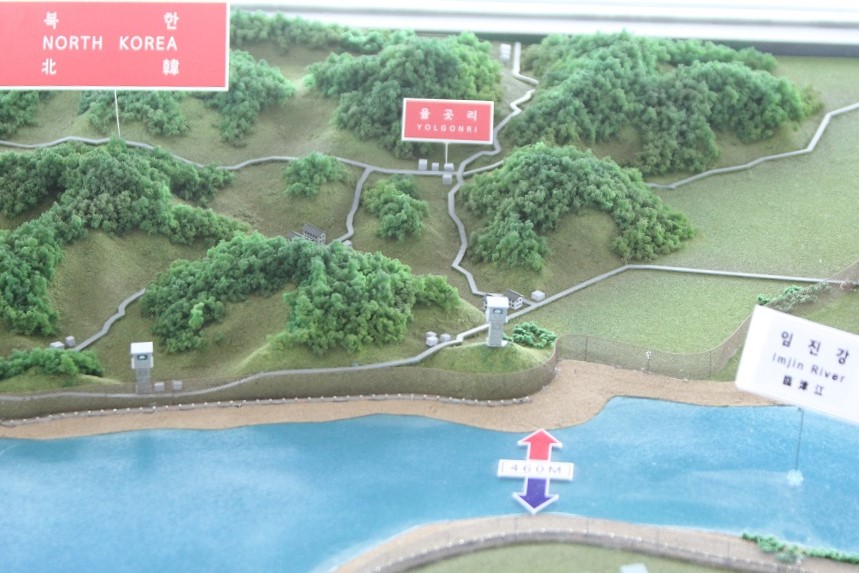임진강을 사이에 두고 남한과 북한 거리는 불과 460m에 이르는 곳도 있다.