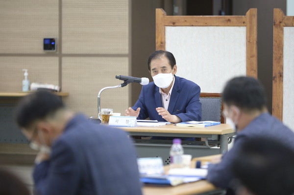 박윤국 포천시장이 12일 시청 대회의실에서 2021년 58개 역점사업 추진상황 보고회 개최하고 있다. (사진제공=포천시청)