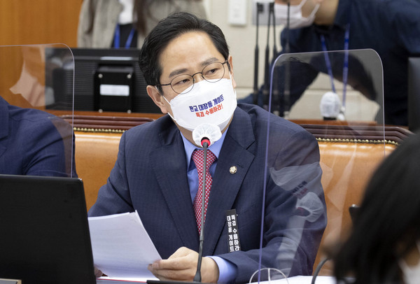 사진은 박수영 의원이 피감 기관인 금용위원회를 상대로 한 국정감사에서 질의하고 있는 모습. (사진=뉴스1)