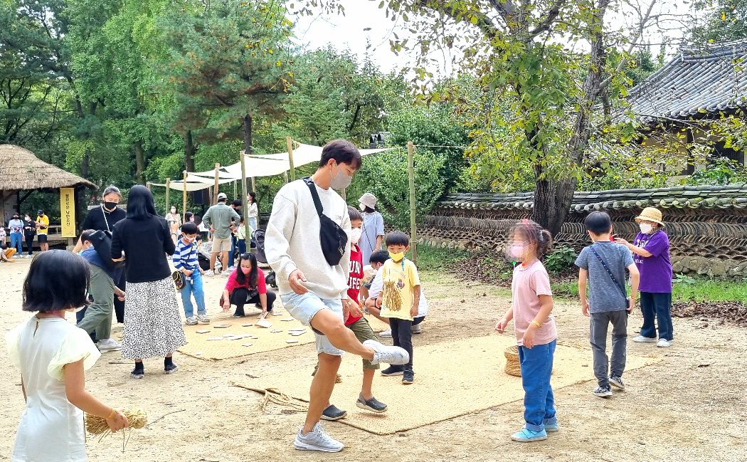 한국민속촌을 찾은 아이 아빠가 딸 앞에서 제기차기 시범을 보이고 있다. (사진=허찬회 기자)