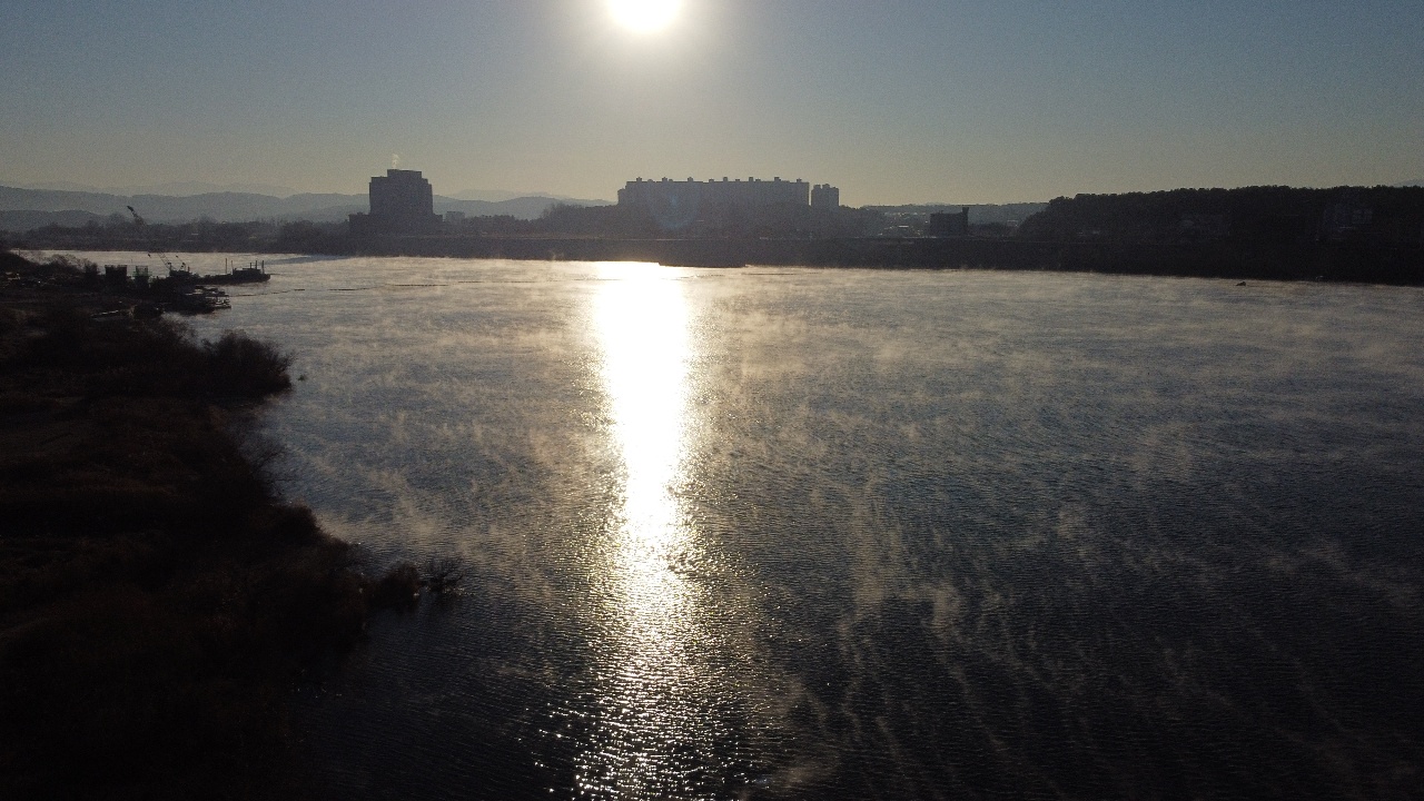 여주 남한강 물안개에 오전 햇살이 비추고 있다.