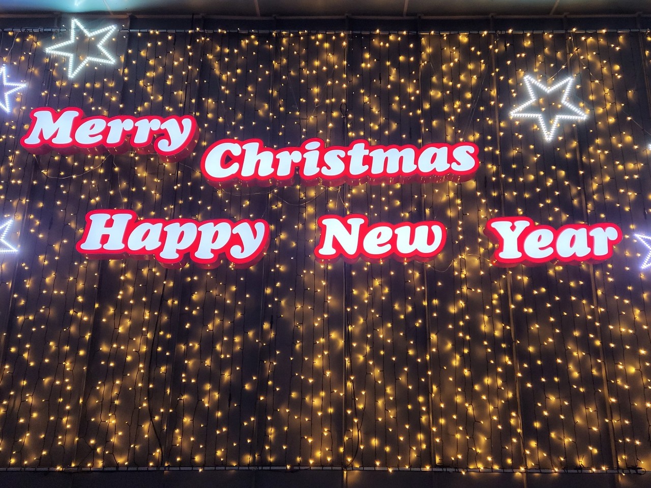 수원시 팔달구 한 카페 벽면에 크리스마스를 맞이해 "Merry Christmas Happy New Year" 문구가 적혀있다. 24일 금요일인 오늘 경기·인천지역은 흐리고, 산발적으로 눈이 내리겠다. (사진=권영복 기자)